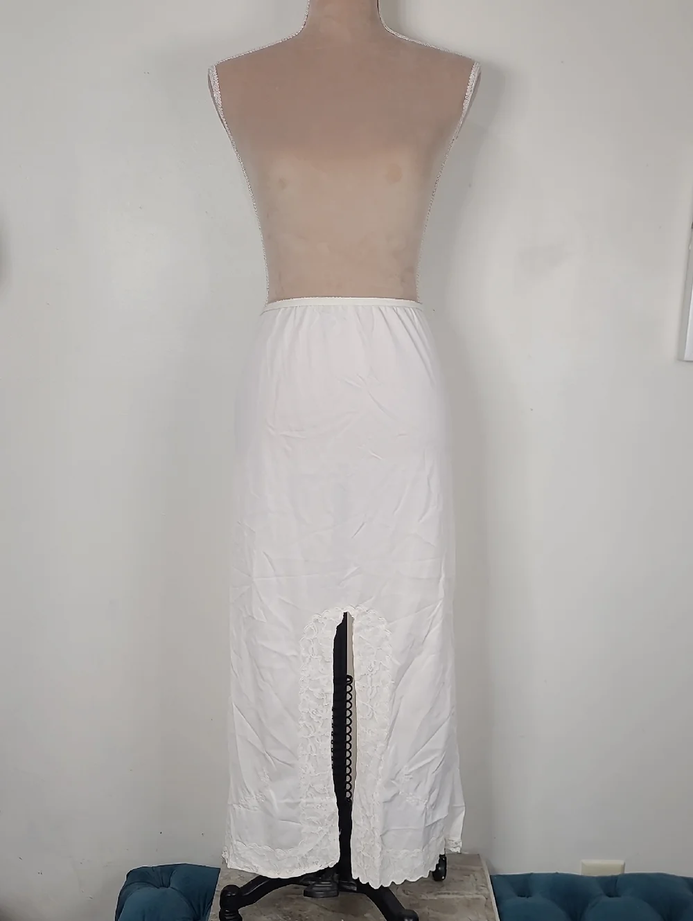 Vintage Oplalaire White Nylon Chantilly Lace Trim Kick Slit Long Half Slip M - Picture 2 of 13